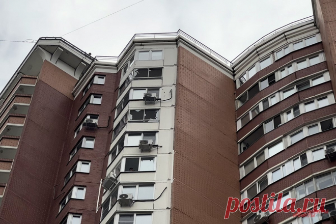 Разруха, все разбито. Жители Красногорска показали последствия атаки БПЛА. В ночь на 22 августа в небе над подмосковным Красногорском система ПВО уничтожила два украинских беспилотника. К сожалению, без материального ущерба не обошлось.