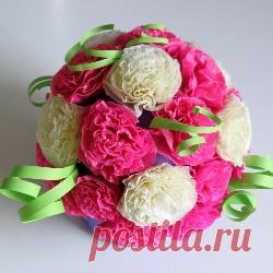 Как делать гофрированные цветы Если вы работали с цветной и плотной бумагой, и вам хочется чего-то нового, то попробуйте создавать красивые цветочные композиции, используя гофрированную бумагу. 

Благодаря тому, что данный материал обладает богатыми возможностями, вы можете сделать из него удивительно красивые цветы, которые мало чем можно будет отличить на первый взгляд от настоящих цветов.