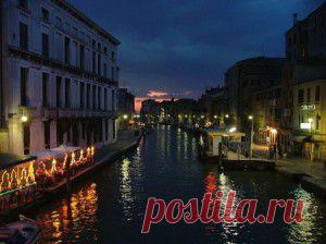 Венеция находится на севере Италии близ Адриатического моря. Венецианская республика, центром которой была Венеция,являлась одним из важнейших государств на всем Средиземноморье. Историческая часть Венеции находится в основном на островах, а также каналах. В нынешнее время является центром посещения туристов мирового масштаба.