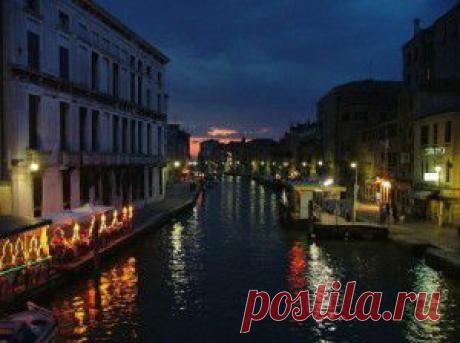 Венеция находится на севере Италии близ Адриатического моря. Венецианская республика, центром которой была Венеция,являлась одним из важнейших государств на всем Средиземноморье. Историческая часть Венеции находится в основном на островах, а также каналах. В нынешнее время является центром посещения туристов мирового масштаба.