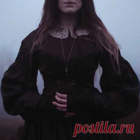 #magic@bylongroad
Я прошу Вас не пойте
Пусть играет оркестр слаженно
Дайте послушать музыку
Музыку Адажио

Чтобы улететь к небесам
С этими нотами заживо
Дайте послушать музыку
Музыку Адажио

Я Вас прошу не пойте
Дайте услышать каждому
Звуки божественной музыки
Симфонии Адажио

Дайте наполнить душу
Октав аккордами
Чтобы глубину звучания
Измерить ушными проходами

Я вас прошу не пойте
Просто постойте пьяно
Чтобы услышать мог я
звуки фортепьяно

Дайте...

Автор: сашаЛев