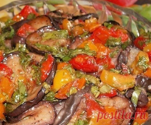 Очень вкусно! Попробуй обязательно! БАКЛАЖАНЫ С ПЕРЦЕМ НА ЗИМУ! ВСЕ БЕЗ УМА ОТ НИХ !
БАБУШКИН РЕЦЕПТ! ЯЗЫК ОТКУСИШЬ!

Ингредиенты:
Баклажан- 2 килограмма
Томатная паста- 800 граммов
Чеснок- 150 граммов
Масло растительное (подсолнечное)- 1 стакан
Сахар- 2 стакана
Уксус 9%- 2 столовые ложки
Соль- 2 столовые ложки
Перец болгарский- 12 штук
Петрушка (зелень)- по вкусу

Как готовить:
Делаем томатный сок из концентрированной томатной пасты. Для этого разбавляем 800 г пасты водой...