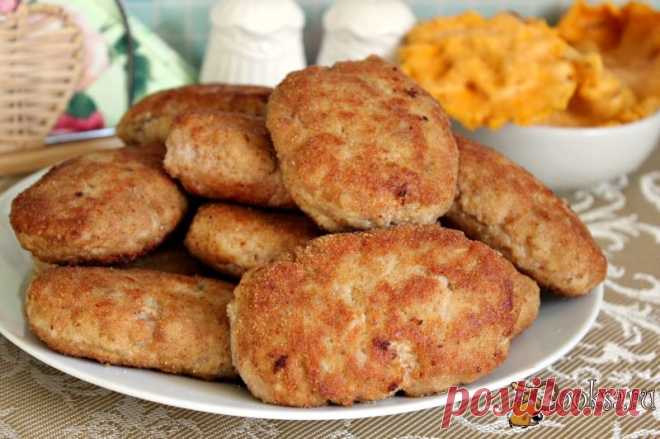 Мясные котлеты с лисичками и гречневыми хлопьями.