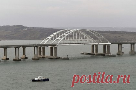 Угрозы Киева Крымскому мосту сравнили с лаем Моськи. Руководитель комитета крымского парламента по народной дипломатии и межнациональным отношениям Юрий Гемпель сравнил угрозы киевских властей в отношении Крымского моста с лаем Моськи из басни писателя Ивана Крылова, передает РИА Новости. По его мнению, сейчас Украина как государство уже ничего из себя не представляет.