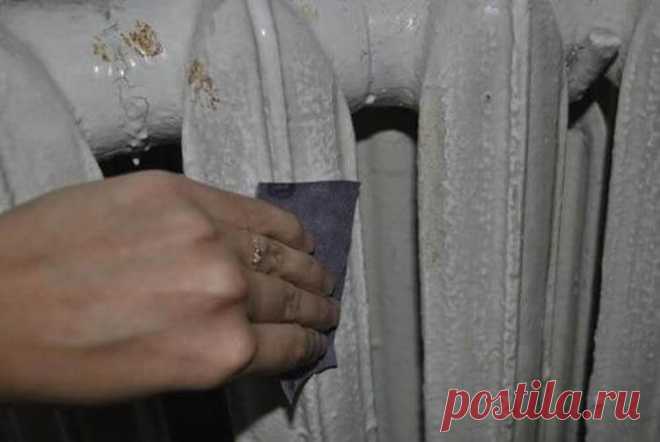 Она взяла салфетку, клей ПВА и превратила батарею в украшение дома. И себе так хочу! 
Самый простой и доступный способ украсить батарею – декупаж. Не нужен талант – нужны лишь аккуратность и правильно подобранные материалы.
Итак, вам понадобится:

наждачная бумага;
матовая белая эмаль…
