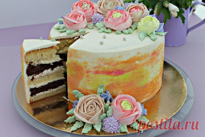 Торт "Летний экспромт". Польский бисквит , крем-пломбир. Обмазан творожным кремом. И украшен Белково-заварным.