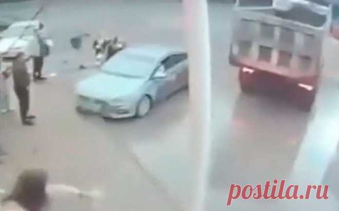 Водитель на самосвале дважды наехал на людей в Новосибирске. Видео. Появились кадры, как в Кировском районе Новосибирска утром 10 августа самосвал Howo два раза въехал в группу людей.