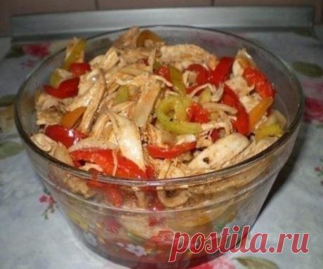 САЛАТ "КУРИЦА ХЕ"
Ингредиенты:
- 1 куриная грудка
- 2-3 шт. болгарских сладких перцев(красивее если разноцветный)
- 1 большая луковица
- растит. масло,
- уксус,
- соль,
- 0,5 ч.л. красный горький и 1/3 ч л черный молотые перцы,
- 1 ст.л. приправы для корейской моркови (острая),
- 1 ст.л. томатной пасты (пропорции приправ написала приблизительно-я делаю "на глаз"-все зависит насколько вам нравится остренькое)
Приготовление:
1. Грудку отварить и остудить. (В оригинале мясо не варится, но как то