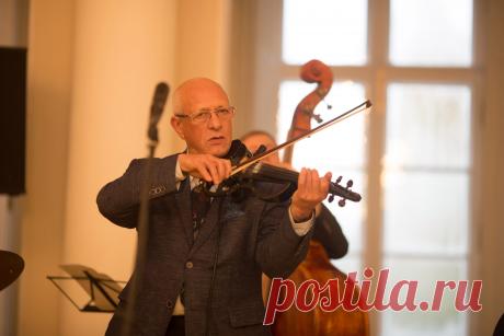 Давид Семёнович Голощёкин!  Обожаемый! Джазовый мультиинструменталист и композитор, народный артист Российской Федерации (1999)

Играет на таких инструментах, как скрипка, фортепиано, флюгельгорн, саксофон, контрабас, вибрафон, ударные.