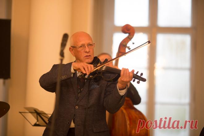 Давид Семёнович Голощёкин!  Обожаемый! Джазовый мультиинструменталист и композитор, народный артист Российской Федерации (1999)

Играет на таких инструментах, как скрипка, фортепиано, флюгельгорн, саксофон, контрабас, вибрафон, ударные.