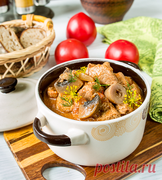 Мясо с грибами в соусе из паприки на Вкусном Блоге Апдейт фото к рецепту от 06.03.2011. Это очень простой и довольно быстрый рецепт для теплого семейного ужина. Использование свиной вырезки позволяет сократить до минимума время приготовления блюда. Такое мясо очень хорошо подавать с картофельным пюре или отварным рисом, плюс, по желанию, с каким-нибудь салатом из свежих овощей. Грибы нарезаем на…