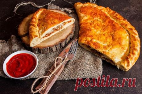 Кальцоне 

Калорийность на 100 г: 207 ккал. 

Для теста: 

Пшеничная мука в. с. — 480 г 
Соль — 1 ч. л. без горки 
Оливковое масло — 4 ст. л. 
Сухие дрожжи — 7 г 
Сахар — 1 ч. л. 
Фильтрованная вода к. т. — 250 мл 
Яичный желток (перед выпеканием) — 1 шт. 

Для соуса: 

Томаты (измельченные) — 400 г 
Томатное пюре — 230 г 
Фильтрованная вода — 70 мл 
Томатная паста — 90 г 
Соль, сахар, итальянские травы, орегано, чеснок — по вкусу 

Для начинки: 

Фарш (свинина и говядина ...