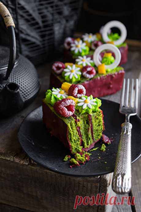 Современные десерты, пирожное "Малифик" с малиной и фисташкой - Andy Chef - блог о еде и путешествиях, пошаговые рецепты, интернет-магазин для кондитеров Современные десерты, пирожное «Малифик» с малиной и фисташкой Фисташковый бисквит Малиновое конфи Декорирование Глазурь Гурмэ Сборка Желаю удачи Вам пригодится Сделайте сами ореховую пасту для бисквита Основы — с чего всё начинается Современные десерты — раздел о том, как приготовить что-то потрясающее Обзор краснопульта ...