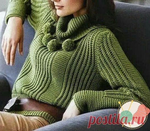 Свитер зеленого цвета впечатляет чередованием полос платочной вязки и полупатентного узора.