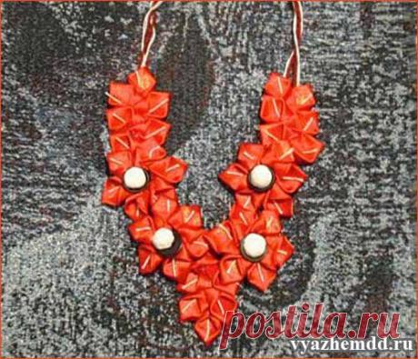 Ожерелье из атласных лент (цветы из ткани)