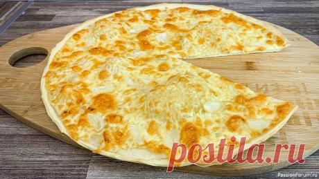 Чесночная пицца на тонком тесте Чесночная пицца с сыром на тонком бездрожжевом тесте. Очень просто готовится, а вкус просто потрясающий.Так же на таком тесте, вы можете испечь пиццу с любой другой начинкой. Тесто для пиццы готовиться без дрожжей и получается очень вкусным.Рецепт пиццы в духовке:Мука &mdash; 220 г.Масло...