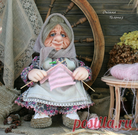 Бабуля при доме!
Интерьерная, сувенирная кукла (не игровая) высотой в положении сидя - 42 см.
Волосы - льняное волокно. Туловище набито хвойными опилочками. Скульптурирование - капрон, синтепон. Руки армированы проволокой. Можно согнуть, поменять положение.
Одежда куклы сшита из плательной х/б ткани, 100% льна, льняных и х/б кружев. Лапти связаны из льняного шпагата. Шерстяной платок. Легкая тонировка с эффектом состаривания.
С любовью и теплотой ручной работы, ваша Оксана!