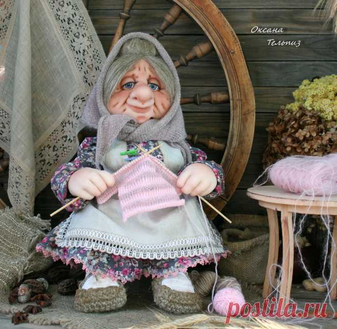 Бабуля при доме!
Интерьерная, сувенирная кукла (не игровая) высотой в положении сидя - 42 см.
Волосы - льняное волокно. Туловище набито хвойными опилочками. Скульптурирование - капрон, синтепон. Руки армированы проволокой. Можно согнуть, поменять положение.
Одежда куклы сшита из плательной х/б ткани, 100% льна, льняных и х/б кружев. Лапти связаны из льняного шпагата. Шерстяной платок. Легкая тонировка с эффектом состаривания.
С любовью и теплотой ручной работы, ваша Оксана!