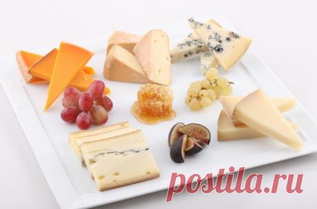 7 правил сырного этикета: то, что стыдно не знать - be1issimo.ru Действительно хороший сыр является ценным товаром. Этот продукт требует огромного вложения сил и обязан своим существованием группе преданных своему делу лиц. Будет настоящим кощунством портить этот прекрасный продукт неправильным обращением. Эти заповеди сырного этикета помогут вам наладить с сыром правильные отношения и получать от него максимум удовольствия. — Не подавайте холодный сыр — Хранить сыр […]