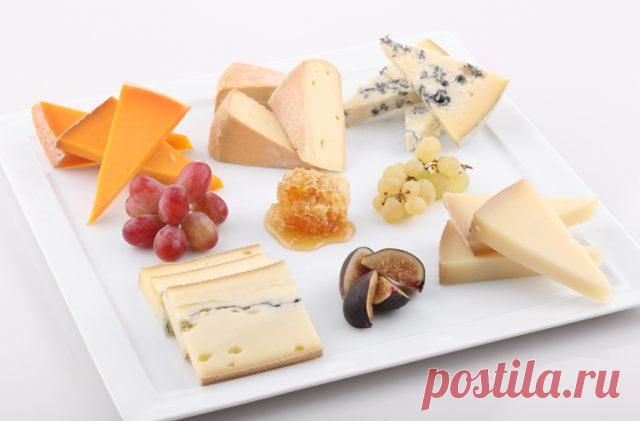 7 правил сырного этикета: то, что стыдно не знать - be1issimo.ru Действительно хороший сыр является ценным товаром. Этот продукт требует огромного вложения сил и обязан своим существованием группе преданных своему делу лиц. Будет настоящим кощунством портить этот прекрасный продукт неправильным обращением. Эти заповеди сырного этикета помогут вам наладить с сыром правильные отношения и получать от него максимум удовольствия. — Не подавайте холодный сыр — Хранить сыр […]