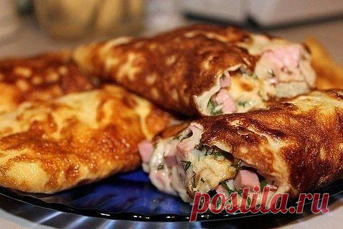 Омлет - рулет. Просто объедение!
Ингредиенты:
- 2 яйца
- 2 столовые ложки молока
- мелко тертый сыр
- мелко порезанная колбаска и зелень

Приготовление:
Хорошо взболтать яйца с молоком и вылить на разогретую сковороду. Убавить немного огонь и накрыть крышкой на пару минут. 

Выложить сыр, колбаску и зелень, сверху еще немного сыра, свернуть с помощью лопаток омлет в рулет и оставить швом вниз на сковороде на минутку.