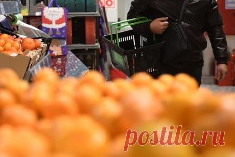 Россиянин обвинил охранников супермаркета в похищении и избиении кастетом. 19-летний житель Уфы обвинил охранников сетевого магазина в похищении и жестоком обращении. По словам молодого человека по имена Алмаз, сотрудники супермаркета приняли его за мошенника. Уфимец рассказал, что кассир вызвала охрану, пока он делал покупки. Сотрудники якобы избили молодого человека кастетом и дубинкой.