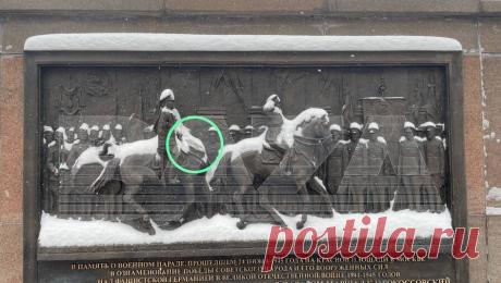 Вандалы обезглавили лошадь на барельефе &quot;Парад Победы&quot; на Красной площади. Вандалы на Красной площади в Москве испортили барельеф &quot;Парад Победы&quot;, отпилив голову коня, на котором изображен маршал К. К. Рокоссовский. Об этом сообщает ТАСС со ссылкой на правоохранительные органы. &quot;Неизвестный в ночь ...