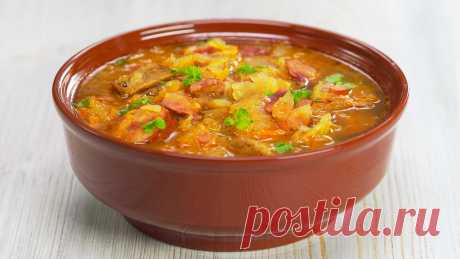 Капустница по-чешски.  Рецепт от Всегда Вкусно! Капустница - суп, который варят в Словакии, Украине и Чехии. Рецептов и вариаций ингредиентов для супа существует множество, но во всех рецептах есть один, основной ингредиент, это квашеная капуста. Мы предлагаем вам капустницу по-чешски, варится она на мясном бульоне, с грибами и подкопченными колбасками, особенность этого рецепта еще и в том, что в нем не используется картофель. Капустница получается очень вкусная и ароматн...
