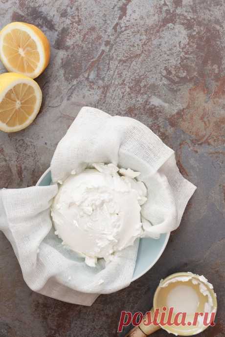 Маскарпоне делаем сами В наших магазинах маскарпоне стоит дорого. А зачем покупать такой дорогой продукт, если его отличную вариацию можно приготовить и дома.