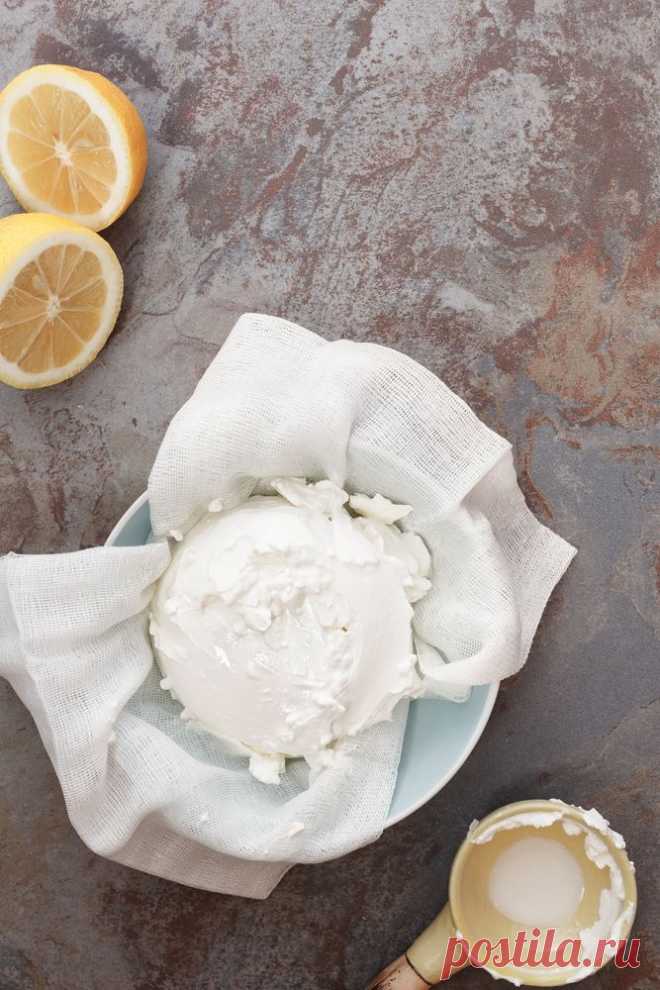 Маскарпоне делаем сами В наших магазинах маскарпоне стоит дорого. А зачем покупать такой дорогой продукт, если его отличную вариацию можно приготовить и дома.