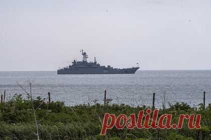 Десантные корабли ВМФ России в Черном море начали укреплять ЗРК «Тор-М2КМ». Десантные корабли Военно-морского флота России в Черном море начали укреплять автономными модулями зенитных ракетных комплексов (ЗРК) «Тор-М2КМ». Об этом со ссылкой на источник в военно-морской сфере сообщает ТАСС. По его словам, установка оборудования ведется с учетом опыта использования ЗРК.
