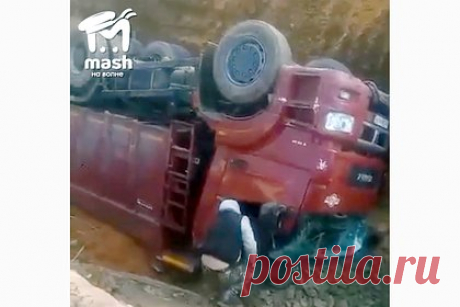 В Крыму самосвал рухнул в траншею. На одной из улиц Симферополя в Крыму во время реконструкции дороги в траншею рухнул самосвал. Об этом пишет Telegram-канал «Mash на волне». Инцидент произошел на улице Караимской. Спецтехника проводила работу на участке, однако грунт обвалился, из-за чего машина покатилась вниз и в итоге полностью опрокинулся.