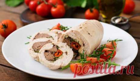 Куриный рулет с печенью - БУДЕТ ВКУСНО! - медиаплатформа МирТесен Внутри — куриная печень со сладким перцем. Запекание в фольге делает блюдо особенно вкусным и нежным. Приготовление Печень нарежьте не очень крупными кусочками. За 4–5 минут обжарьте на среднем огне с 2–3 ложками сливочного масла. Добавьте измельчённые зелень и сельдерей. Готовьте ещё минуту.