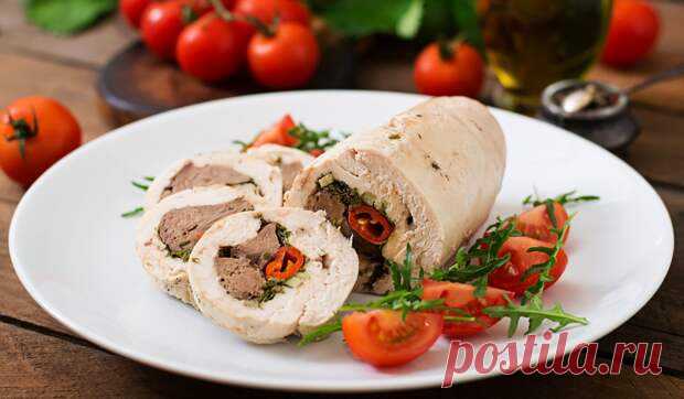 Куриный рулет с печенью - БУДЕТ ВКУСНО! - медиаплатформа МирТесен Внутри — куриная печень со сладким перцем. Запекание в фольге делает блюдо особенно вкусным и нежным. Приготовление Печень нарежьте не очень крупными кусочками. За 4–5 минут обжарьте на среднем огне с 2–3 ложками сливочного масла. Добавьте измельчённые зелень и сельдерей. Готовьте ещё минуту.