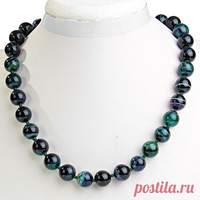 описание камня: Агат - полудрагоценный камень. Его отличительной чертой является полосчатость. Разные по цветовой гамме волнистые полосы образуют невероятные узоры, в которых иногда можно разглядеть целые картины: пейзажи, замки, озера и горы. Благодаря оригинальности рисунка, а также широкой распространенности, агат начал одним из первых среди самоцветов использоваться для изготовления ювелирных украшений и декоративных изделий.