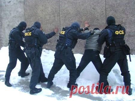 Офицеры Федеральной службы безопасности, вслед за полицейскими, могут добиться расширения прав на применение оружия и спецсредств. Проект соответствующих поправок уже внесен в Государственную Думу — причем его авторы утверждают, что он никак не связан с похожими правками в закон о полиции.
