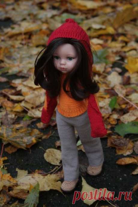 Шапочка-варежки от Алёнки Сытник !
Cначала вяжется шарфик:
14 столбиков в ширину, можно шире, а в длину 80 рядов столбиков с накидом.
Потом капюшончик:
28 воздушных + 3 подъема и поворотными рядами 24 ряда по 56 петель). 25й ряд делаются убавки через каждые 2 петли. 
Потом связать резинку прям от капюшона, в ширину 6 петель, а потом собрать все вместе. 
#вяжем_PaolaReina32см@kasatkadolls