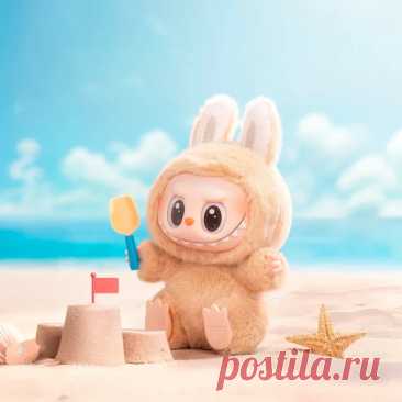 Labubu BABA 
Тепло в деталях. Погрузитесь в спокойствие с Labubu BABA из коллекции Pop Mart «Have a Seat». Облаченная в умиротворяющие бежевые тона, фигурка восседает на миниатюрном троне комфорта. Этот премиальный плюшевый аксессуар, дополненный изысканными кожаными элементами, — больше чем брелок. Это воплощение уюта для истинных почитателей вселенной Labubu.

оригинал купить недорого в Москве и России