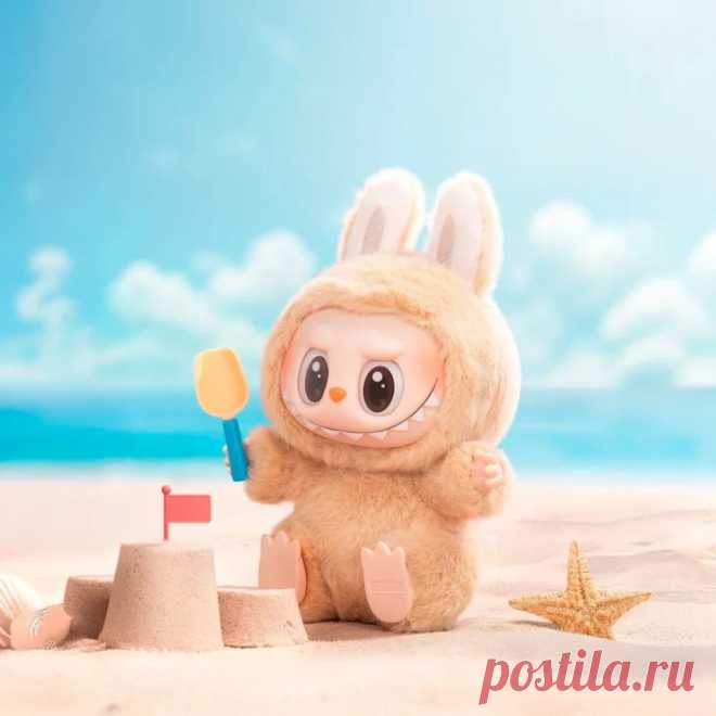Labubu BABA 
Тепло в деталях. Погрузитесь в спокойствие с Labubu BABA из коллекции Pop Mart «Have a Seat». Облаченная в умиротворяющие бежевые тона, фигурка восседает на миниатюрном троне комфорта. Этот премиальный плюшевый аксессуар, дополненный изысканными кожаными элементами, — больше чем брелок. Это воплощение уюта для истинных почитателей вселенной Labubu.

оригинал купить недорого в Москве и России