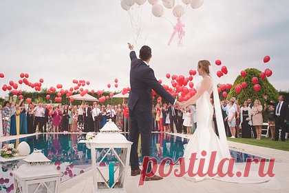 Свадьбы в США резко подорожают. Средняя стоимость организации свадьбы в США возрастет с 28 тысяч до 29 тысяч долларов в 2023 году, несмотря на сокращение числа бракосочетаний. Еще в 2019 году свадьба обходилась молодоженам в 24,7 тысячи долларов, но пандемия привела к росту нагрузки на свадебный рынок в предыдущие годы.