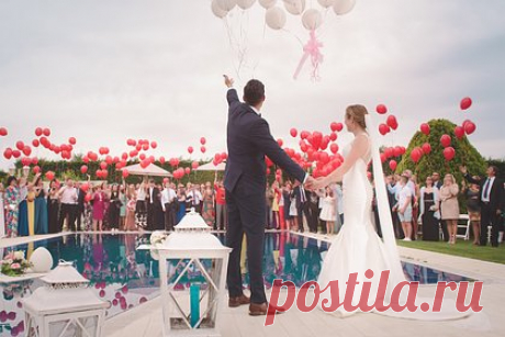 Свадьбы в США резко подорожают. Средняя стоимость организации свадьбы в США возрастет с 28 тысяч до 29 тысяч долларов в 2023 году, несмотря на сокращение числа бракосочетаний. Еще в 2019 году свадьба обходилась молодоженам в 24,7 тысячи долларов, но пандемия привела к росту нагрузки на свадебный рынок в предыдущие годы.