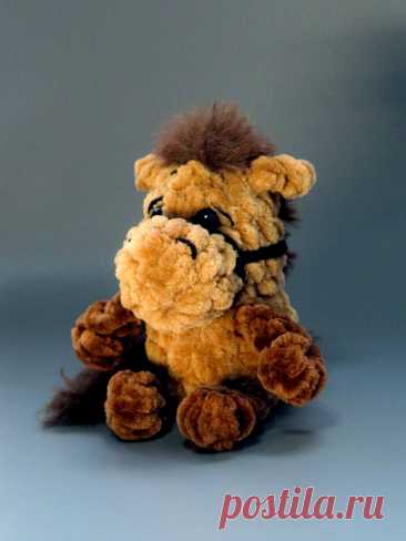 PDF Игогоша крючком. FREE crochet pattern; Аmigurumi toy patterns. Амигуруми схемы и описания на русском. Вязаные игрушки и поделки своими руками #amimore - плюшевая лошадь, маленькая лошадка из плюшевой пряжи, конь.