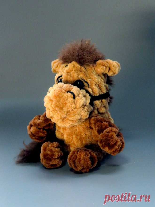 PDF Игогоша крючком. FREE crochet pattern; Аmigurumi toy patterns. Амигуруми схемы и описания на русском. Вязаные игрушки и поделки своими руками #amimore - плюшевая лошадь, маленькая лошадка из плюшевой пряжи, конь.