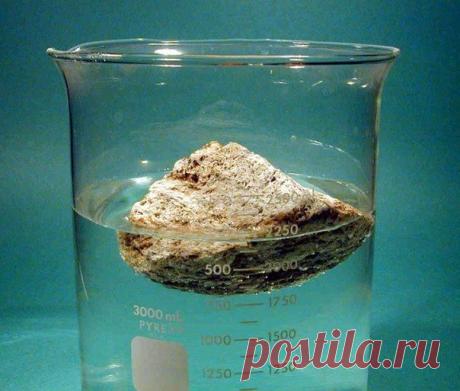 Пемза -  единственный камень, который плавает в воде / Физика невозможного!