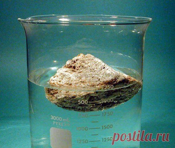 Пемза -  единственный камень, который плавает в воде / Физика невозможного!