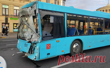 Водитель автобуса перед аварией на площади Восстания потерял сознание. Водитель рейсового автобуса, который попал в крупную аварию на площади Восстания в Петербурге, потерял сознание перед столкновением, сообщает пресс-служба городского государственного унитарного предприятия «Пассажиравтотранс».