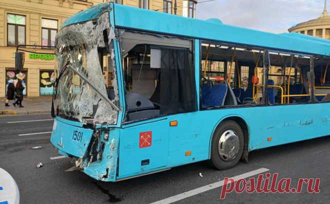 Водитель автобуса перед аварией на площади Восстания потерял сознание. Водитель рейсового автобуса, который попал в крупную аварию на площади Восстания в Петербурге, потерял сознание перед столкновением, сообщает пресс-служба городского государственного унитарного предприятия «Пассажиравтотранс».