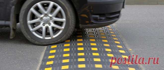 Как правильно проезжать лежачий полицейский практически не снижая скорости? – CARDINATOR.RU Лежачий полицейский — это вынужденная мера, заставляющая водителей снижать скорость на участках повышенной аварийности Он не просто так лежит, возможно впереди дети, школа, детский сад, поэтому необходимо снижать...