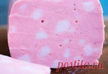 Любительская колбаса по-домашнему: делаем вкуснее, чем продают в магазине - Steak Lovers - 25 мая - Медиаплатформа МирТесен Продающаяся в магазине колбаса все чаще содержит не самые лучшие добавки, да и вкус оставляет желать лучшего. Вместо нее гораздо вкуснее будет сделать любительскую колбасу по-домашнему, приправленную для аромата мускатным орехом и небольшим количеством чеснока. Нам понадобится 400 граммов куриного - 25 мая - 43462636812 - Медиаплатформа МирТесен