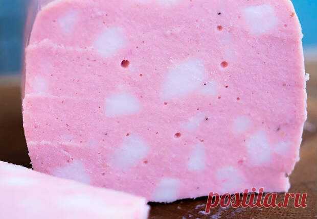 Любительская колбаса по-домашнему: делаем вкуснее, чем продают в магазине - Steak Lovers - 25 мая - Медиаплатформа МирТесен Продающаяся в магазине колбаса все чаще содержит не самые лучшие добавки, да и вкус оставляет желать лучшего. Вместо нее гораздо вкуснее будет сделать любительскую колбасу по-домашнему, приправленную для аромата мускатным орехом и небольшим количеством чеснока. Нам понадобится 400 граммов куриного - 25 мая - 43462636812 - Медиаплатформа МирТесен